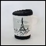 Кружка керамическая с силиконовой крышкой и подставкой в комплекте (28316) (295 мл)