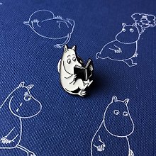 Сувенир, Значок эмалированный Муми-тролли.Муми-тролль с книгой 5*8*1см