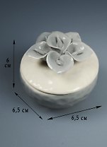 Шкатулка фарфор серо-белая с серыми цветами (6 см) (43831)