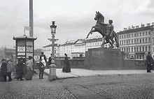 Открытка с видами (СПб) ч/б У Аничкова моста