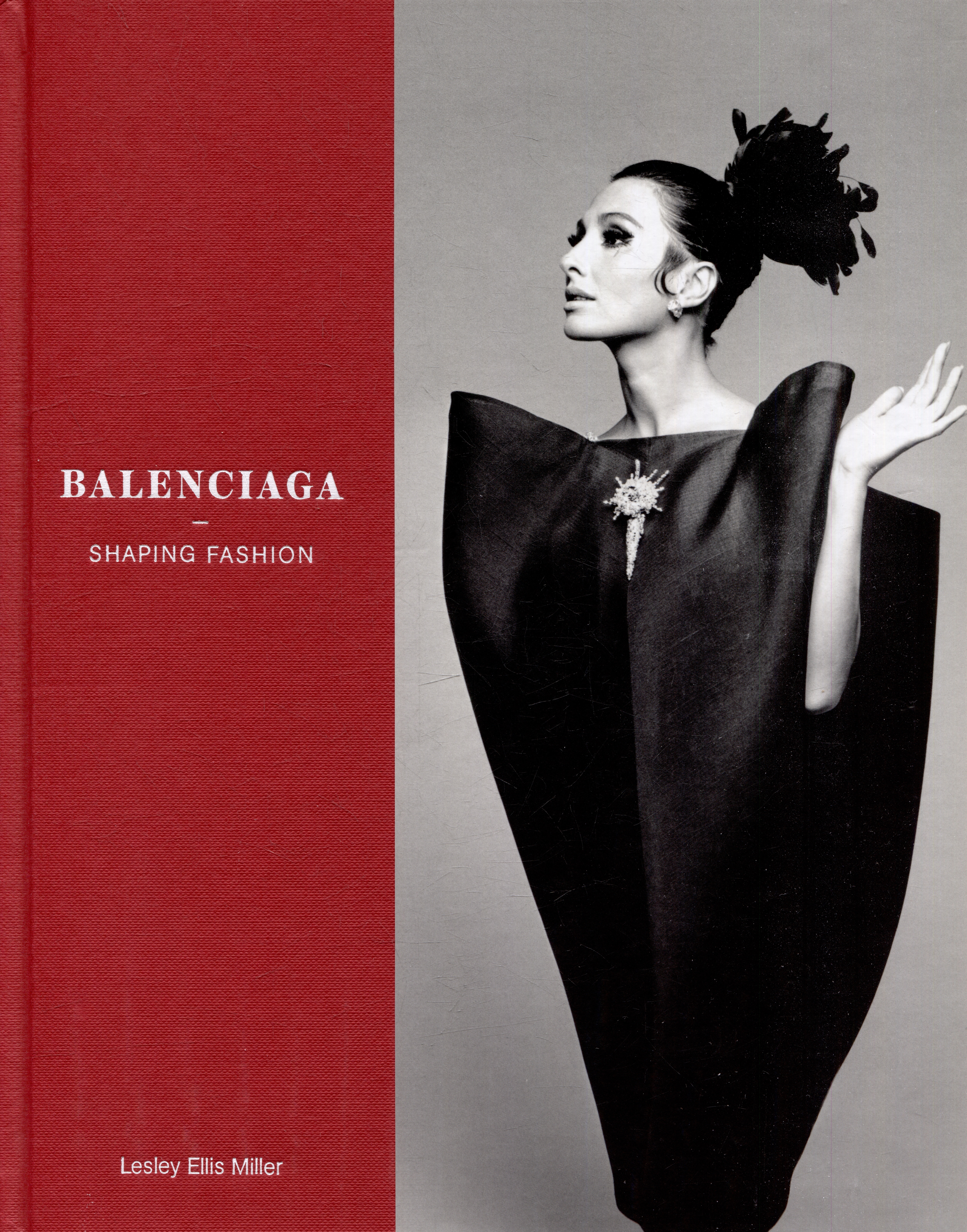 Обложка книги «Balenciaga: Shaping Fashion»